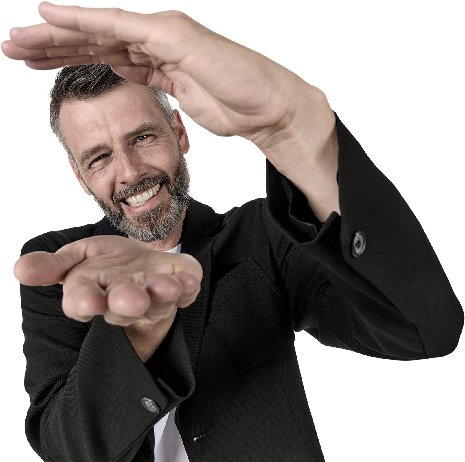 Mand der laver en kasse med sine hænder