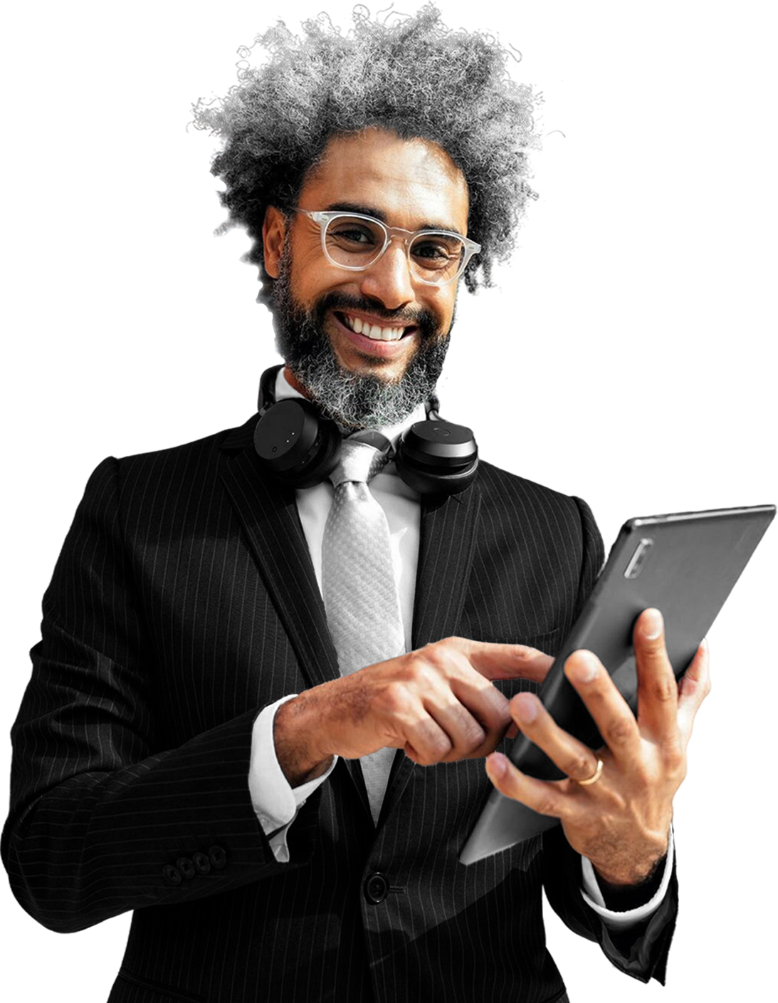 Mand med gråt afro hår der holder en tablet