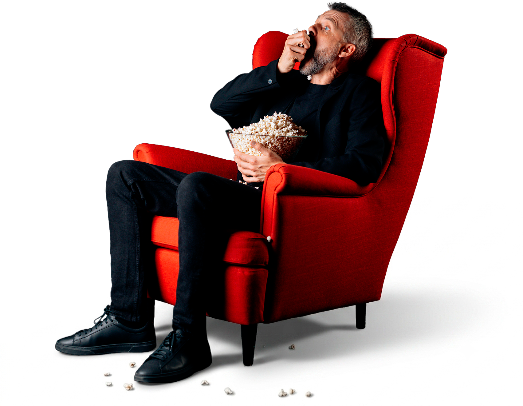Mand i stol der spiser popcorn